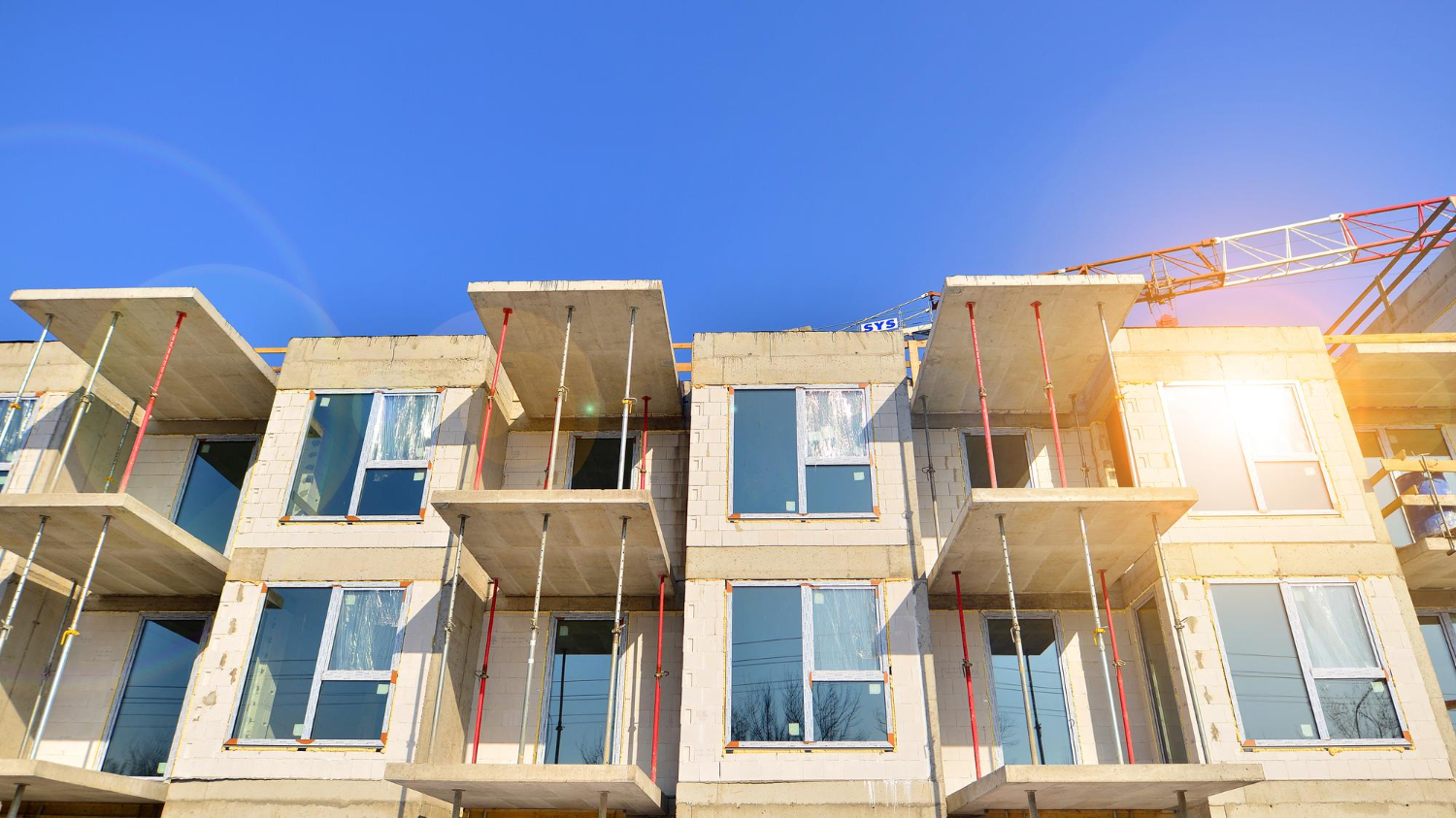 Un immeuble résidentiel moderne en construction avec un ciel bleu